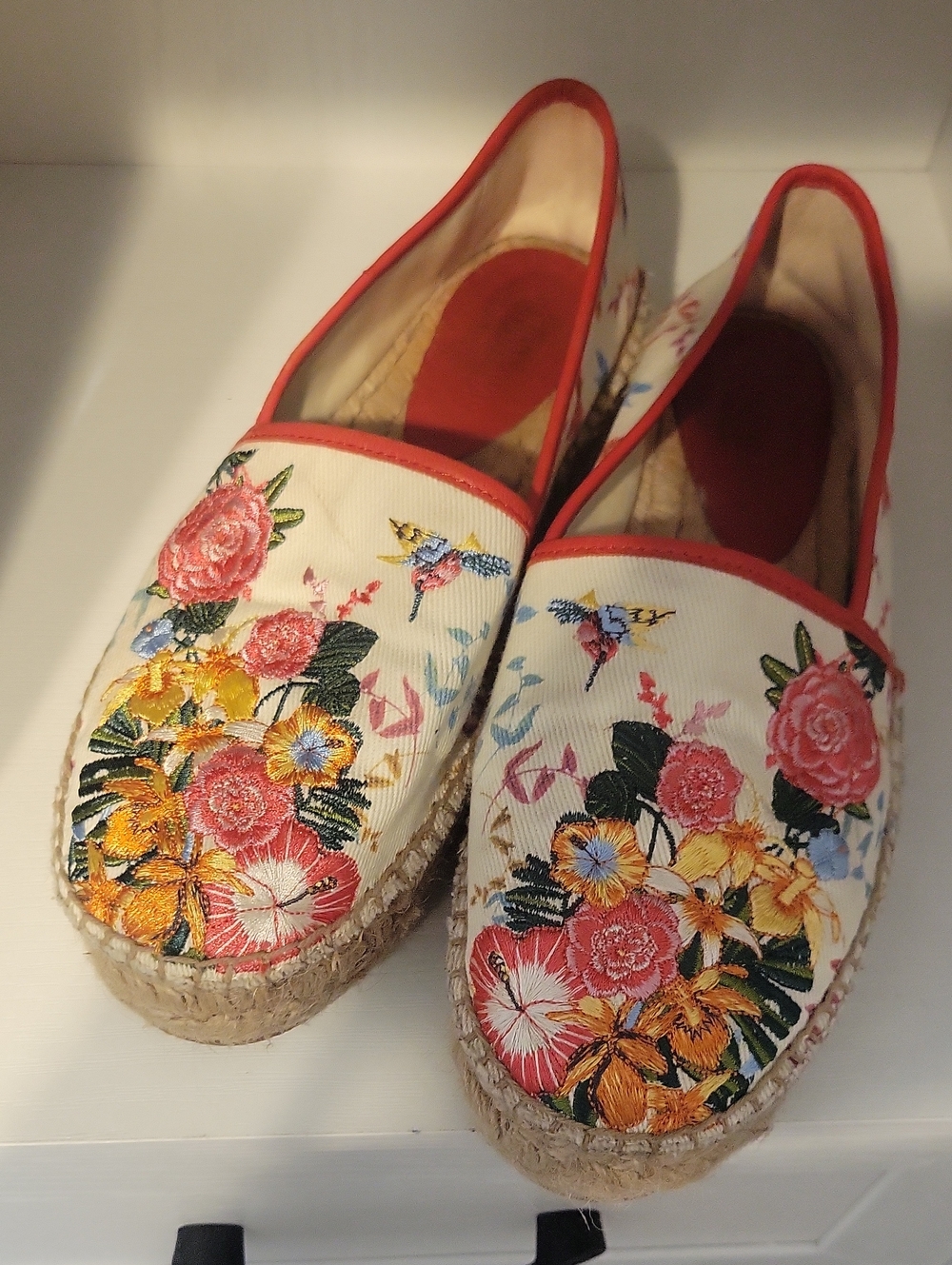 Johnny Was Sz8 Embroidered Floral Espadrille Flats in Cream with Coral Trim